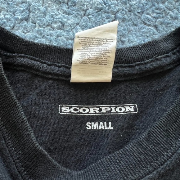 🦂𝗢𝗙𝗙𝗜𝗖𝗜𝗔𝗟 𝟮𝟬𝟭𝟴 𝗗𝗥𝗔𝗞𝗘 𝗦𝗖𝗢𝗥𝗣𝗜𝗢𝗡 / 𝗔𝗨𝗕𝗥𝗘𝗬 & 𝗧𝗛𝗘 𝗧𝗛𝗥𝗘𝗘 𝗠𝗜𝗚𝗢𝗦 𝗧𝗢𝗨𝗥 CONCERT 𝗧-𝗦𝗛𝗜𝗥𝗧🦂 - Picture 4 of 4